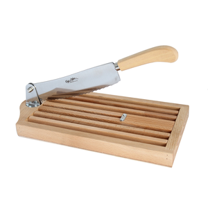 Broodsnijplank in geölied hout recht mes