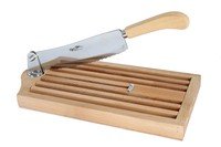 Broodsnijplank in geölied hout recht mes